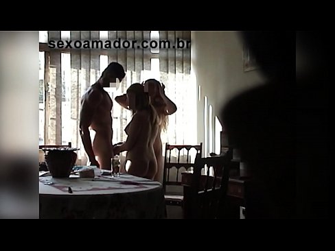 ❤️ Amigos sexuais convidam um homem gigante e uma ménage à trois com ele ❤️❌ Porno real vídeo em nós ❌️