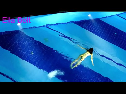 ❤️ Não consigo parar de observar, jovem loira apanhada nadando nua na piscina do resort ELLA BOLT ❤️❌ Porno real vídeo em nós ❌️