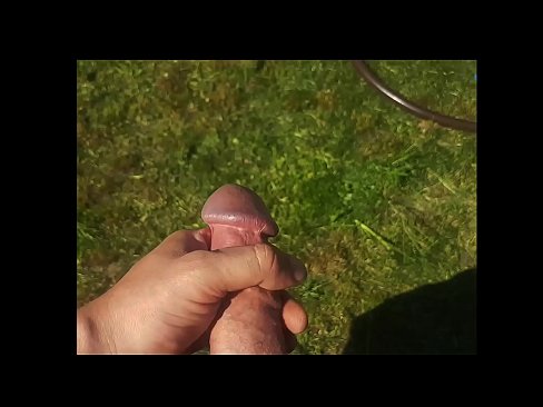 ❤️ A boazona se fode e se ejacula com um esguicho em um jardim de verão ❤️❌ Porno real vídeo em nós ❌️