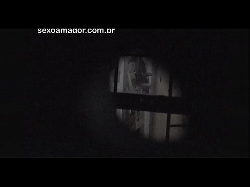 ❤️ Lourinho é secretamente filmado por um voyeur de bairro escondido atrás de tijolos ocos ❤️❌ Porno real vídeo em nós ❌️