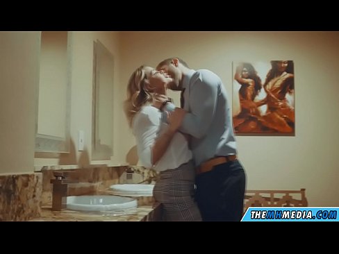 ❤️ Quando uma loira peituda o seduz em um banheiro público ❤️❌ Porno real vídeo em nós ❌️